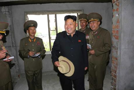 Kim Jong Un tours the construction of an apartment unit (Photo: Rodong Sinmun).