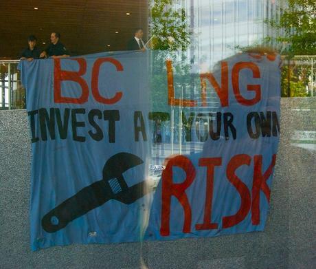 Rising Tide Drops Banner on LNG Confab 1012566_440961529373948_3142678764966390448_n