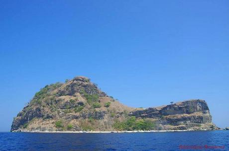 Island Hopping in Capones Island and Annawangin Cove in Zambales