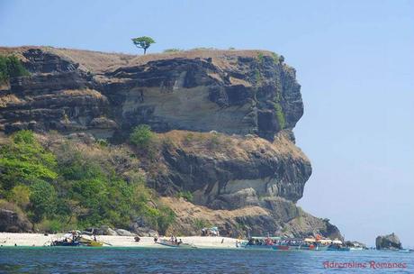 Island Hopping in Capones Island and Annawangin Cove in Zambales