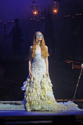 Clara (Marina Ruy Barbosa) descending the stairs