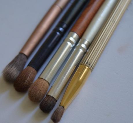 BLENDING BRUSH AS PER YOUR EYE SHAPE AND SIZE
