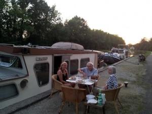 Time for a little dining alfresco on the Burgundy Canal 