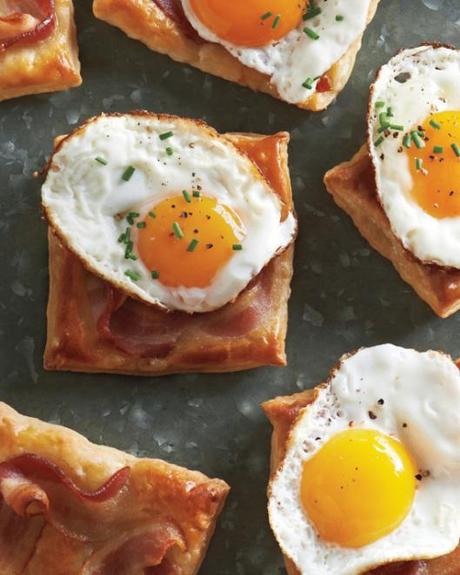fried-egg-and-bacon-puff-pastry-squares-md109548_vert