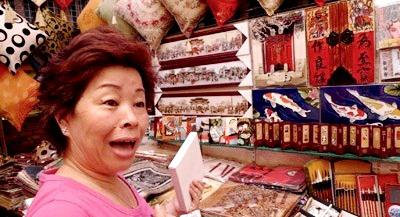 Haggling-In-Hong-Kong-Shopping 