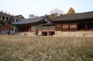 Deoksugung Draped in the Colours of Autumn