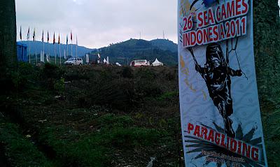 Ladies and gentlemen, our paragliding team at the SEA Games, Jakarta.