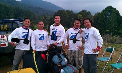 Ladies and gentlemen, our paragliding team at the SEA Games, Jakarta.