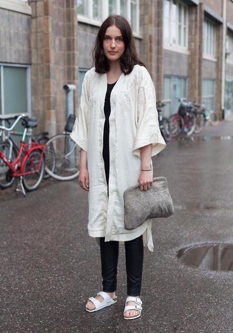 birkenstocks-white-with-oversize-shirt