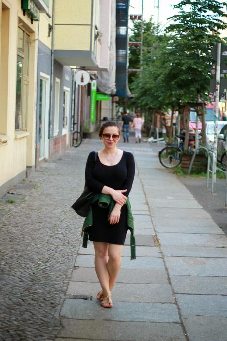 fashion blogger, germany, deutschland, berlin, , basics, spring basics, 2014, trends, spring, stacked rings, golden, black tote, bag, zara, how to wear it, mirrored sunglasses, half braided hair, little black dress, casual, golden sparkly flat sandals, purple lipstick, friederichshain, boxhagener platz, burgers, drinks, lemonade, ootd, outfit post