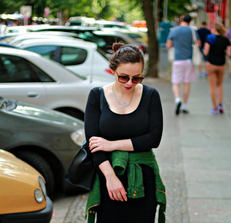 fashion blogger, germany, deutschland, berlin, , basics, spring basics, 2014, trends, spring, stacked rings, golden, black tote, bag, zara, how to wear it, mirrored sunglasses, half braided hair, little black dress, casual, golden sparkly flat sandals, purple lipstick, friederichshain, boxhagener platz, burgers, drinks, lemonade, ootd, outfit post