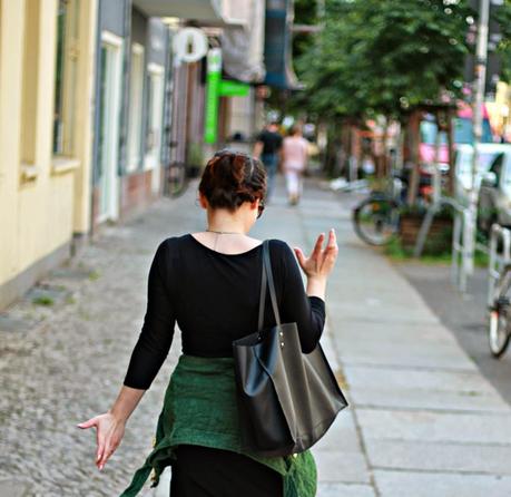 fashion blogger, germany, deutschland, berlin, , basics, spring basics, 2014, trends, spring, stacked rings, golden, black tote, bag, zara, how to wear it, mirrored sunglasses, half braided hair, little black dress, casual, golden sparkly flat sandals, purple lipstick, friederichshain, boxhagener platz, burgers, drinks, lemonade, ootd, outfit post