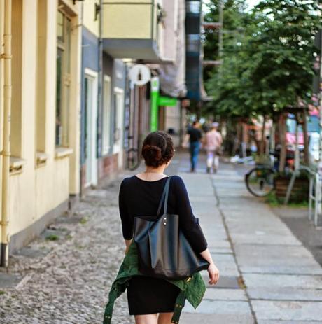 fashion blogger, germany, deutschland, berlin, , basics, spring basics, 2014, trends, spring, stacked rings, golden, black tote, bag, zara, how to wear it, mirrored sunglasses, half braided hair, little black dress, casual, golden sparkly flat sandals, purple lipstick, friederichshain, boxhagener platz, burgers, drinks, lemonade, ootd, outfit post