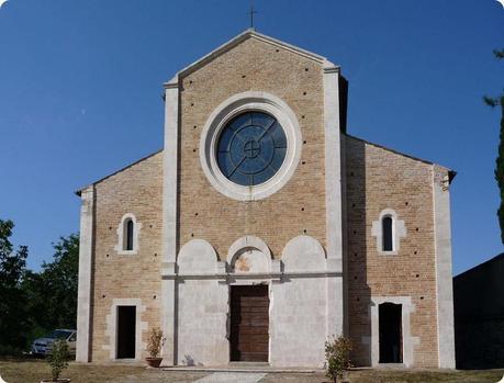 The church of Santa Maria di Ronzano is an interesting example of the propagation of architectural models in Abruzzo.