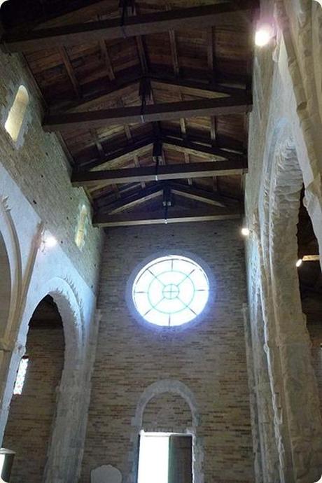 The church of Santa Maria di Ronzano is an interesting example of the propagation of architectural models in Abruzzo.