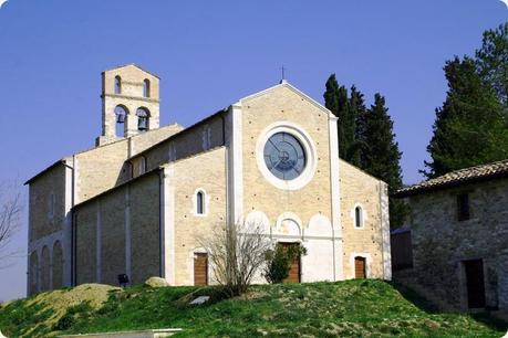 The church of Santa Maria di Ronzano is an interesting example of the propagation of architectural models in Abruzzo.