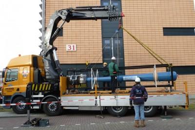 The prototype of the heat pump being unloaded at ECN