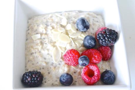 What we Eat for Breakfast: Porridge, Chia Seeds and Berries