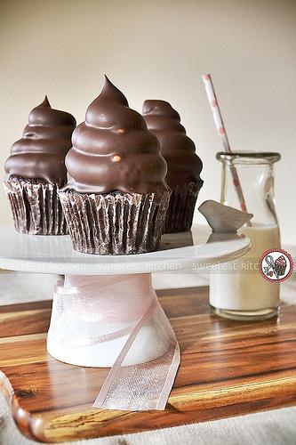 Hi Hat Cupcakes With Pomegranate Marshmallow Frosting