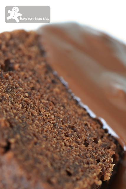 Chocolate Sour Cream Pound Cake (Paula Deen) - Paperblog