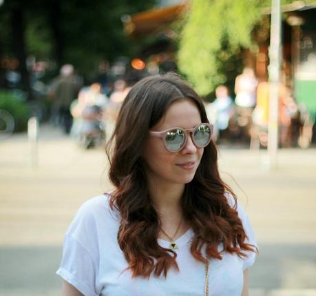 fashion blogger, germany, deutschland, berlin, , basics, spring basics, 2014, trends, spring, golden, pastel bag, primark, how to wear it, mirrored sunglasses, atmosphere, white tee, casual, birkenstock, white, one strap, friederichshain, boxhagener platz, macarons, pizza, ootd, outfit post