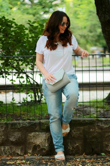 fashion blogger, germany, deutschland, berlin, , basics, spring basics, 2014, trends, spring, golden, pastel bag, primark, how to wear it, mirrored sunglasses, atmosphere, white tee, casual, birkenstock, white, one strap, friederichshain, boxhagener platz, macarons, pizza, ootd, outfit post