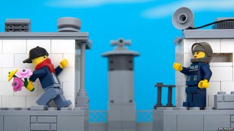 Lego Banksy 03