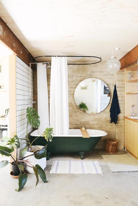 Love the old-fashioned look of the bath tub, the open door? Not as much ;)