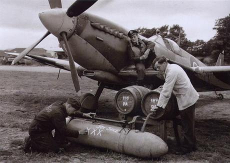 Spitfire droptank fuelling