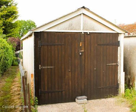 DIY makeover ideas for this little old garage -1