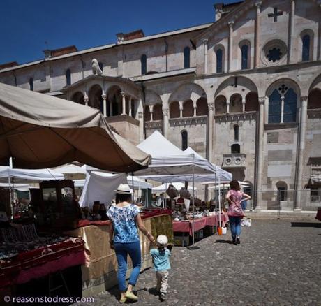 things to do in Modena, things to do in Italy, things to do in Emilia Romagna, things to do with kids, things to see in Modena, things to see in Emilia Romagna, things to see in Bologna, antique market, antiques market in Italy, antiques market in modena, markets in Modena, markets in bologna, markets in italy, visit the antique market in italy, visit the antiques market in modena, buy antiques in italy for cheap, discount antiques, things to do as a family in italy , duomo di Modena, Modena's cathedrale, cathedrale in italy, church in italy, piazza in italy, Modena piazza, piazza in modena, tourism in modena, modena tourist, tourism emilia romagna, tourist bologna, tourist modena, tour italy, a tour of emilia romagna