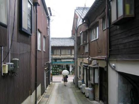 IMG 9128 教会と寺院が共存するまち，平戸 / Hirado, a combination of  Catholic Church and traditionally Japanese tiled roofs of the two temples