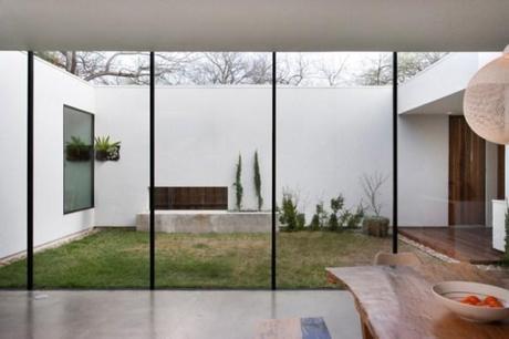 Alter%20Studio%20Modern%20Home%20with%20Glass%20Walls%20and%20Interior%20Courtyard%2C%20Gardenista