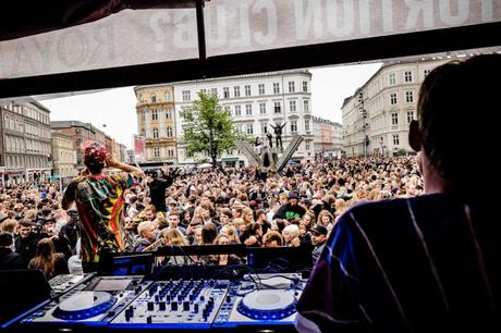 Copia Doble Systema playing a packed Skt Hans Torv in Copenhagen