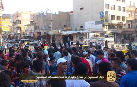 Photo posted on jihadi forum shows civilians coming out to greet the ISIS.