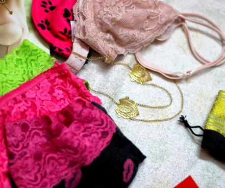 Online Shopping at Pretty Secrets, Zivame and Amrapali Jewels - Amante and Coucou Bras, Pretty Secrets Panties and Amarapali Necklace with leaf and chain details