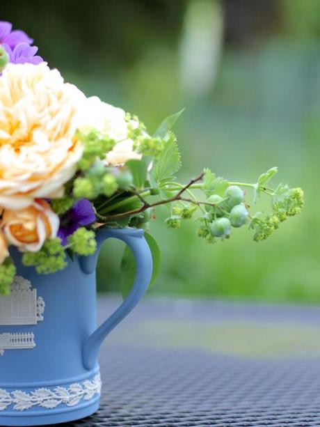 Roses with Blueberries & Alchemilla