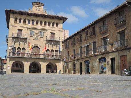 Journey to nowhere. A pleasurable oasis. La muy castellana plaza del ayuntamiento.