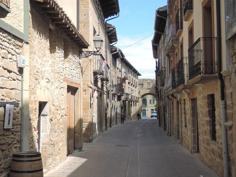 Journey to nowhere. Enjoying Olite. La entrañable rúa Portillo, con su virgencita sobre el arco de la puerta.