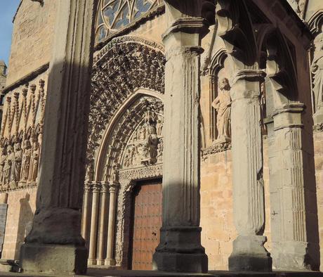 Journey to nowhere. Enjoying Olite. Frente de la iglesia S.M.L.R. a través de las columnas del atrio.