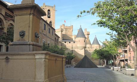 Journey to nowhere. Enjoying Olite. Plaza de San Martín, el centro social del pueblo, y castillo al fondo.