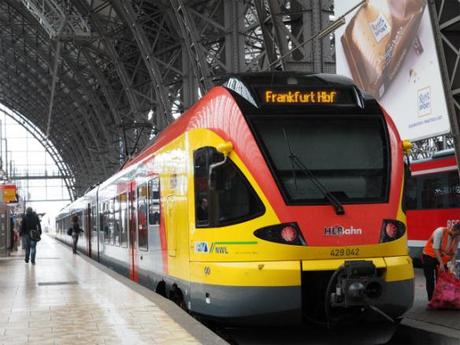 P5061068 ドイツ鉄道が揃い組，フランクフルトにて。/ Deutsche Bahn, at frankfurt station