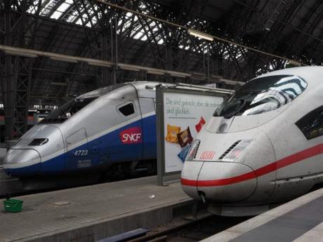 P5061075 ドイツ鉄道が揃い組，フランクフルトにて。/ Deutsche Bahn, at frankfurt station