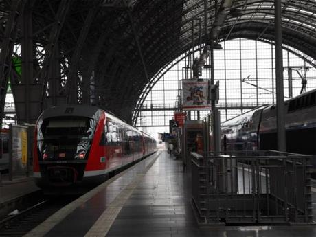 P5061070 ドイツ鉄道が揃い組，フランクフルトにて。/ Deutsche Bahn, at frankfurt station
