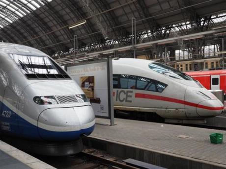 P5061072 ドイツ鉄道が揃い組，フランクフルトにて。/ Deutsche Bahn, at frankfurt station