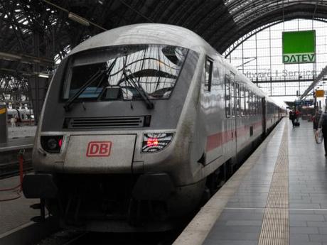 P5061066 ドイツ鉄道が揃い組，フランクフルトにて。/ Deutsche Bahn, at frankfurt station