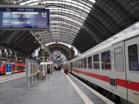 P5061063 ドイツ鉄道が揃い組，フランクフルトにて。/ Deutsche Bahn, at frankfurt station