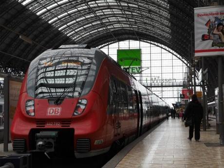 P5061067 ドイツ鉄道が揃い組，フランクフルトにて。/ Deutsche Bahn, at frankfurt station