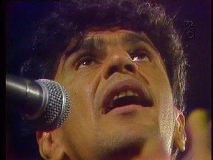 Caetano Veloso singing 