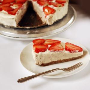Low-carb strawberry cheesecake